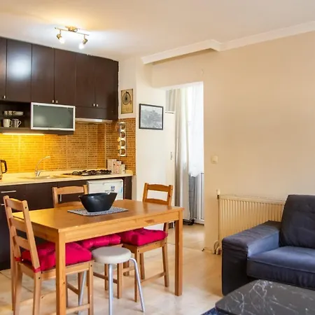 Pleasant And Central Near Kordon With Balcony In Alsancak 公寓