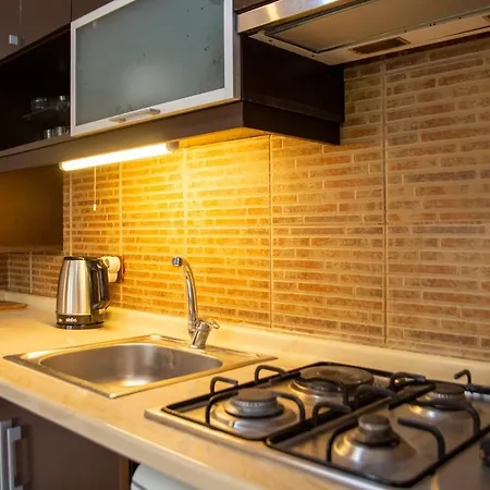 Pleasant And Central Near Kordon With Balcony In Alsancak 伊兹密尔