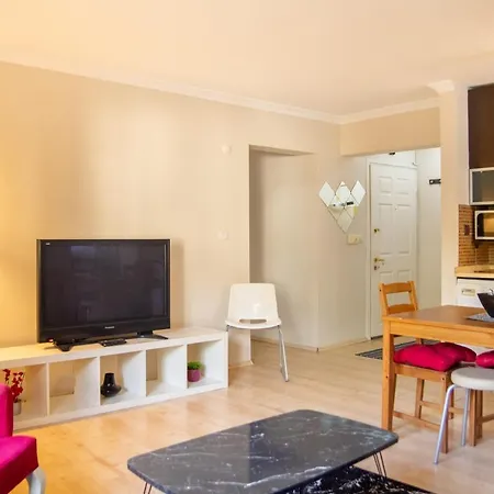 Pleasant And Central Near Kordon With Balcony In Alsancak 公寓 *